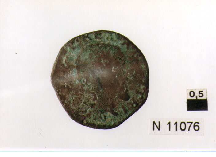 R/ testa volta a destra; V/ croce di Gerusalemme accantonata da quattro fiamme (moneta, tre cavalli) (sec. XVI d.C)
