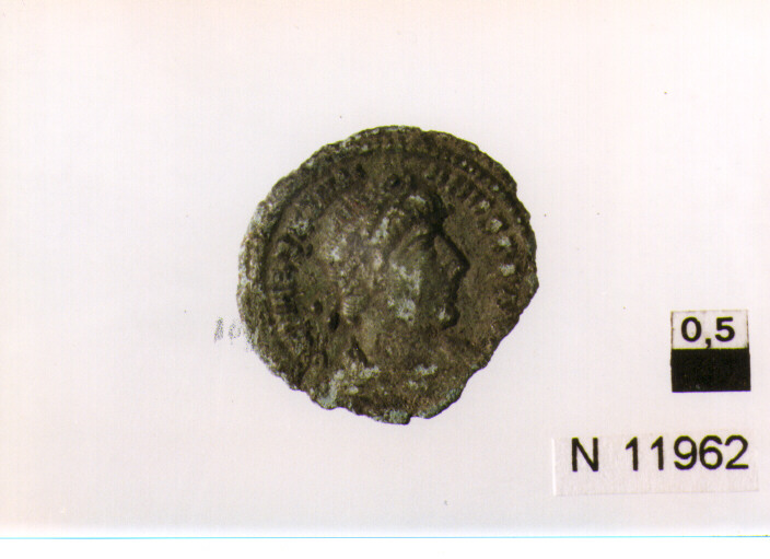 R/ busto drappeggiato e diademato di Valentiniano(?) a destra; V/ vittoria avanza verso sinistra con ramo e corona (moneta, centenionalis) (sec. IV d.C)