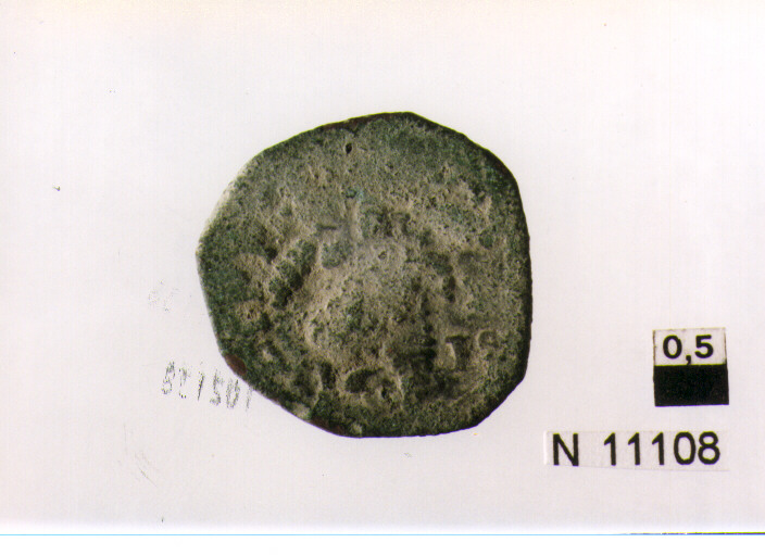 R/ cornucopia ricolma di frutta e spighe; V/ ara rettangolare ornata (moneta, tre cavalli) (sec. XVII d.C)