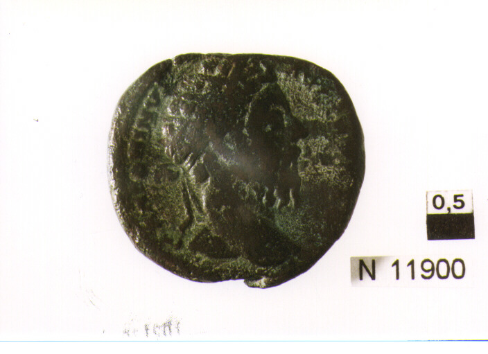 R/ testa radiata di M.Aurelio a destra; V/ imp.(?) stante a sinistra (moneta, dupondio) (sec. II d.C)