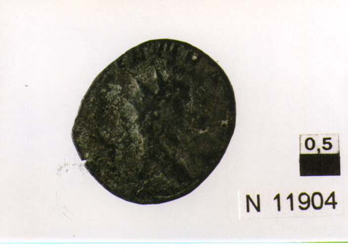 R/ testa radiata di Gallieno(?) a destra; V/ figura femminile Concordia(?)drappeggiato stante a sinistra (moneta, antoniniano) (sec. III d.C)