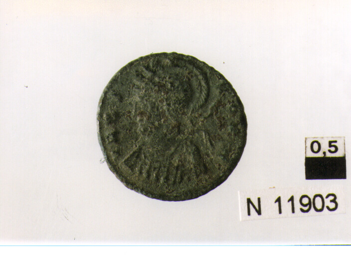 R/ busto di Roma in abiti militari con lancia ed elmo a sinistra; V/ la Lupa a sinistra allatta i gemelli, in alto due stelle (moneta, follis) (sec. IV d.C)