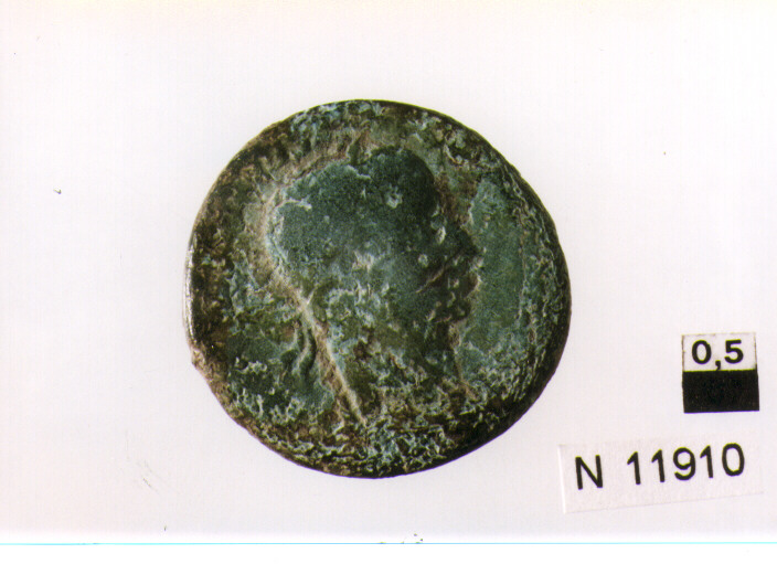 R/ testa laureata di imperatore non id. a destra; V/ figura femminile drappeggiata stante a sinistra (moneta, asse) (secc. I/ II d.C)