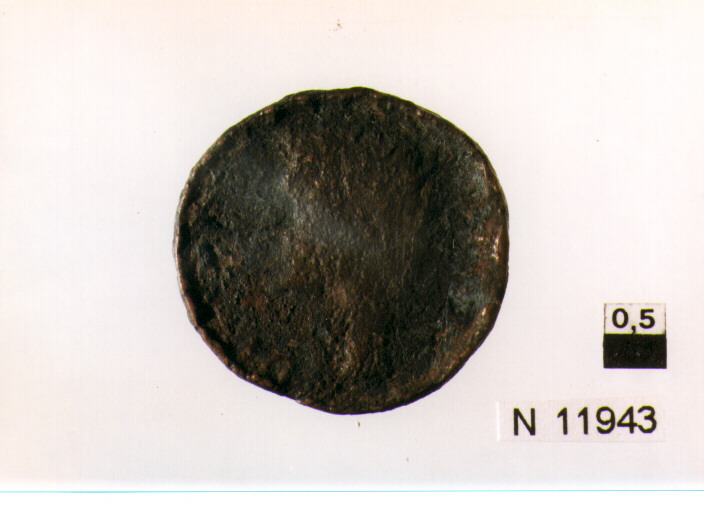 R/ testa nuda di Tiberio(?) a sinistra; V/ altare (moneta, asse) (sec. I d.C)