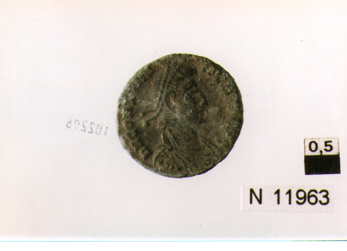 R/ busto drappeggiato e diademato di Costanzo II a destra; V/ imperatore in abiti militari a destra colpisce cavaliere caduto (moneta, follis) (sec. IV d.C)