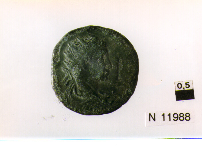 R/ busto drappeggiato e radiato di imperatore a destra; V/ figura femminile drappeggiata e seduta a sinistra (moneta, asse) (sec. III d.C)