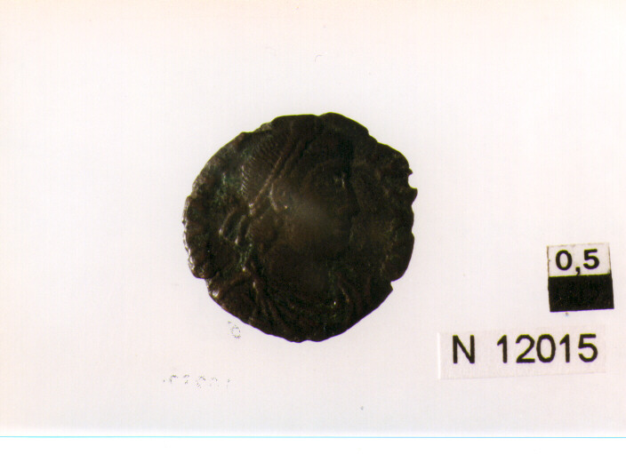 R/ busto drappeggiato, corazzato e diademato di Valente a destra; V/ vittoria che avanza verso sinistra con corona e ramo di palma (moneta, centenionalis) (sec. IV d.C)