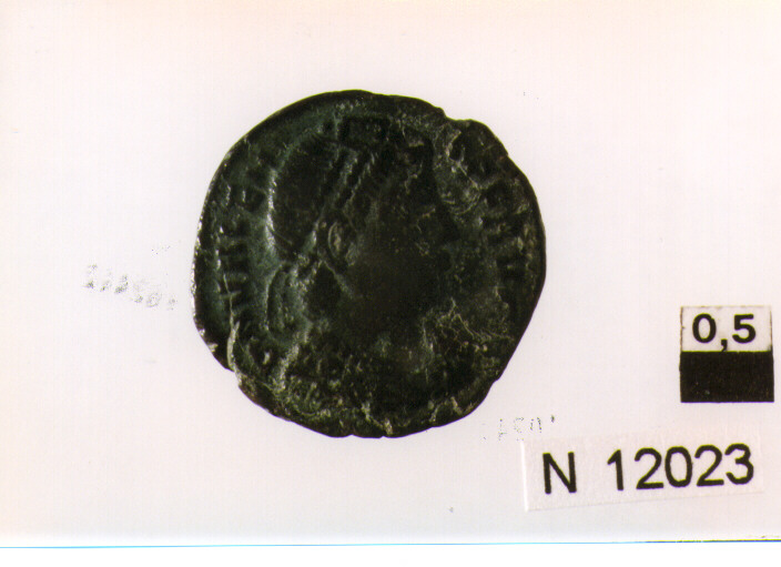 R/ busto drappeggiato corazzato e diademato di Valente a destra; V/ imperatore avanza verso destra con labaro, trascinando un prigioniero (moneta, centenionalis) (sec. IV d.C)
