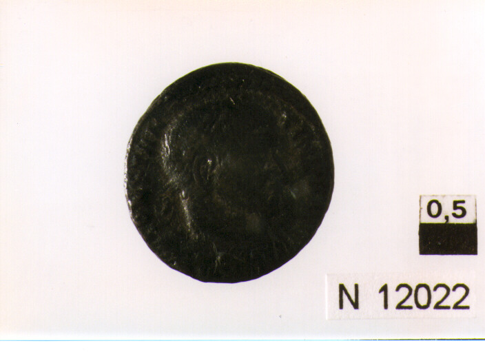 R/ busto diademato di Costantino a destra; V/ corona d'alloro contenente iscrizione (moneta, follis) (sec. IV d.C)
