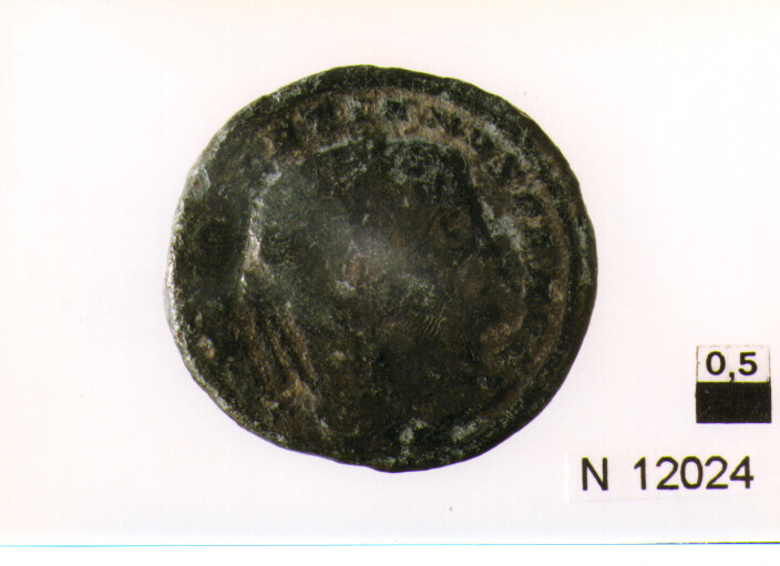 R/ testa laureata di Diocleziano a destra; V/ moneta stante a sinistra concornucopia e bilancia (moneta, follis) (secc. III/ IV d.C)