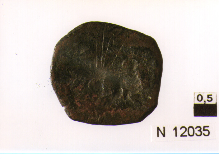 R/ scudetto accantonato da quattro rosoni e quattro fiamme che s'incrociano fra loro; V/ cornucopia ricolma di frutta e spighe (moneta, tre cavalli) (sec. XVII d.C)