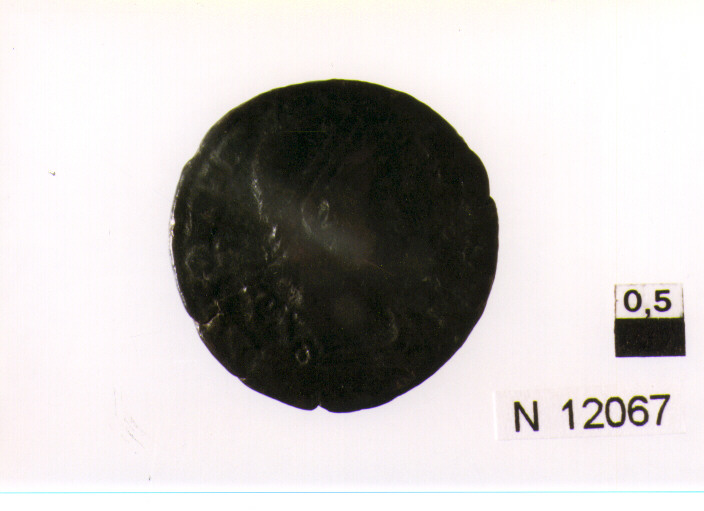 R/ busto drappeggiato, corazzato e diademato di imperatore a destra; V/ imperatore in abiti militari stante a sinistra su galea tiene la Vittoria su globo e lo stendardo; sulla poppa c'è una Vittoria (moneta, follis) (sec. IV d.C)