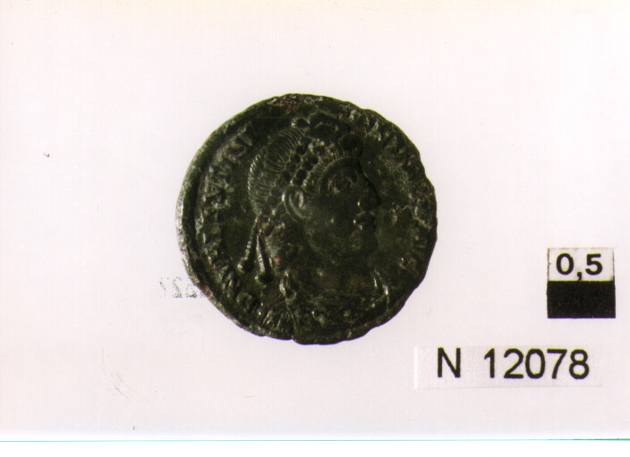 R/ busto di Valentiniano, drappeggiato, corazzato e con diadema a destra;V/ Vittoria avanza verso sinistra con corona e ramo di palma (moneta, centenionalis) (sec. IV d.C)