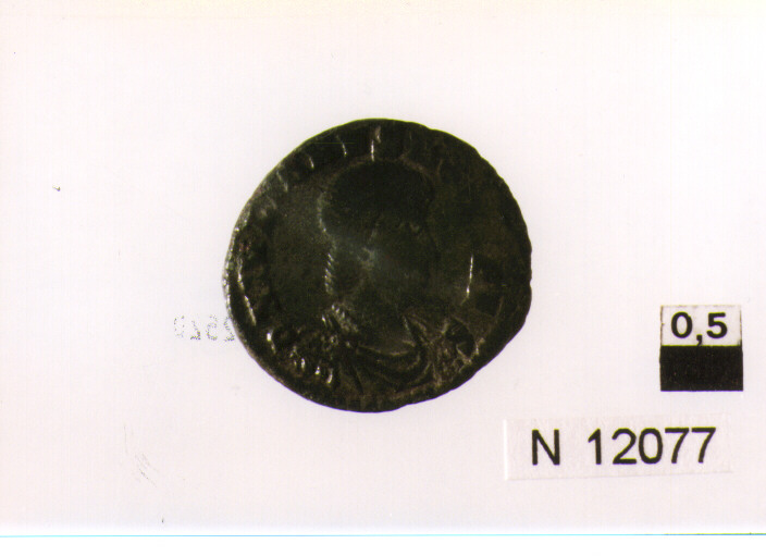 R/ busto drappeggiato e corazzato di imperatore a destra; V/ imperatore asinistra in abiti militari colpisce cavaliere caduto (moneta, centenionalis) (sec. IV d.C)