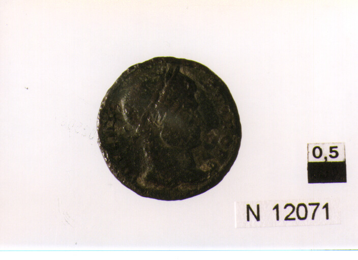 R/ testa laureata di imperatore a destra; V/ corona d'alloro contenente iscrizione (moneta, follis) (sec. IV d.C)