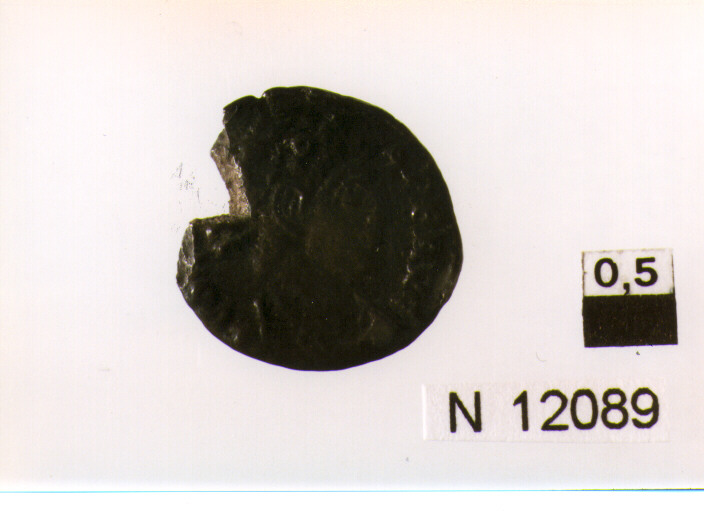 R/ busto drappeggiato, corazzato e diademato di Valente (?) a destra; V/ due Vittorie rivolte l'una verso l'altra con corona (moneta, centenionalis) (sec. IV d.C)