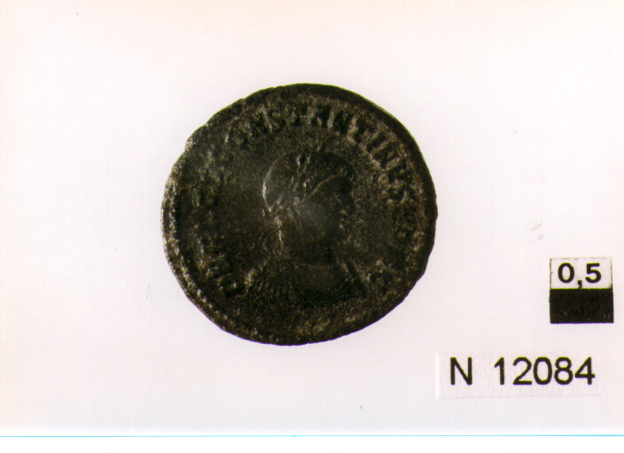R/ busto corazzato, drappeggiato e laureato di Costantino a destra; V/ Giove stante a sinistra, con scettro nella mano sinistra e Vittoria su globonella destra; aquila con corona alla sua destra, alla sinistra un prigioniero (moneta, follis) (sec. IV d.C)