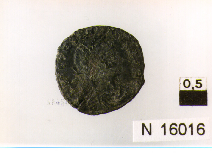 R/ busto drappeggiato e diademato di imperatore a destra; V/ due soldatistanti rivolti l'uno verso l'altro tra uno stendardo (moneta, follis) (sec. IV a.C)