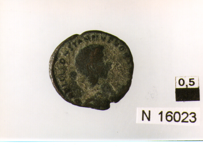 R/ busto di imperatore a destra; V/ imperatore in abiti militari a sinistra colpisce cavaliere caduto (moneta, follis) (sec. IV d.C)