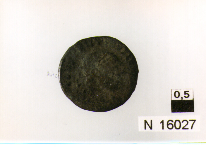 R/ busto drappeggiato e diademato di imperatore a destra; V/ due soldati stanti tra due stendardi, rivolti l'uno verso l'altro (moneta, follis) (sec. IV d.C)