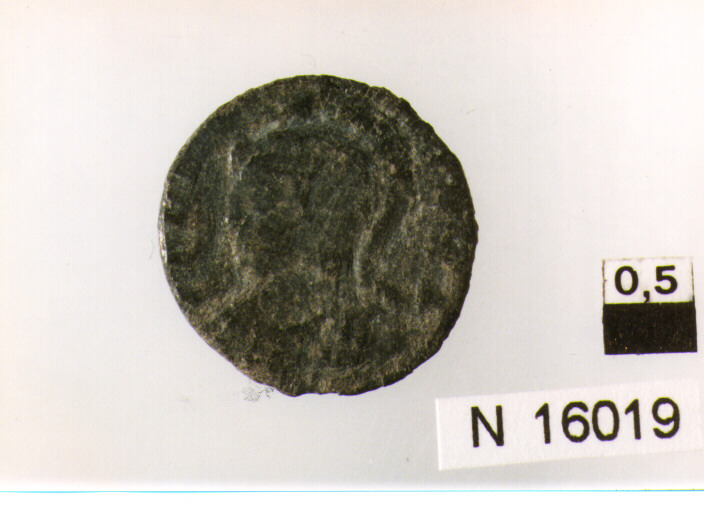 R/ busto elmato di Costantinopoli (o Roma) a sinistra; V/ lupa a sinistraallatta i gemelli (moneta, follis) (sec. IV d.C)