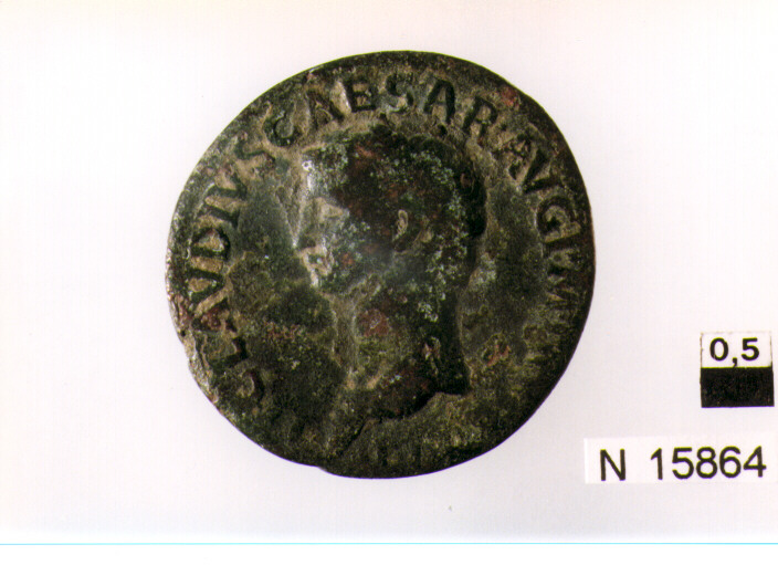 R/ testa nuda di Claudio a destra; V/ Libertas drappeggiata stante di fronte, la testa volta a destra, nell mano destra tiene il pileo, la sinistradistesa (moneta, asse) (sec. I d.C)