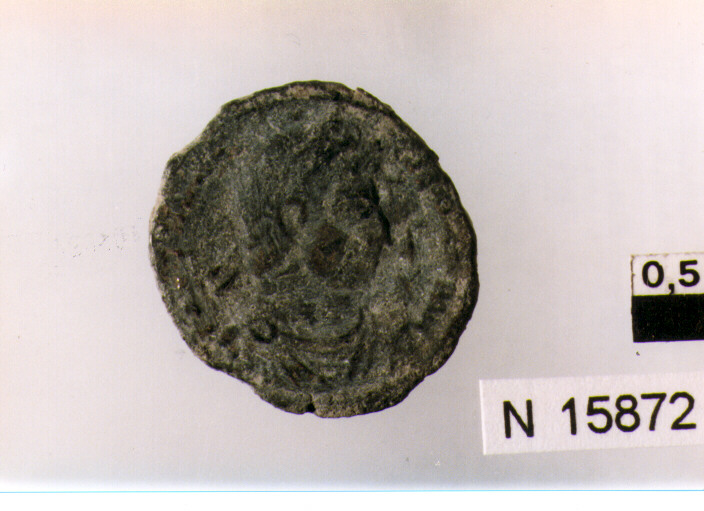 R/ busto drappeggiato e corazzato di imperatore diademato a destra; V/ duesoldati stanti tra due stendardi, rivolti l'uno verso l'altro (moneta, follis) (sec. IV d.C)
