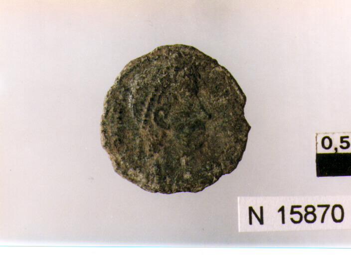R/ busto diademato di imperatore a destra; V/ imperatore(?) in abiti militari stante a sinistra (moneta, follis) (sec. IV d.C)