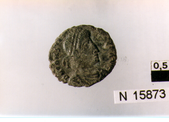 R/ busto ddrappeggiato e diademato di Costante(?) a destra; V/ imperatorein abiti militari stante a sinistra con lancia e globo (moneta, follis) (sec. IV d.C)