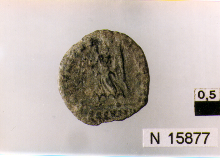 R/ testa radiata di Claudio(?) a destra; V/ figura femminile drappeggiatastante a sinistra (moneta, antoniniano) (sec. III d.C)