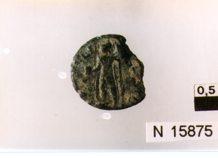 R/ busto di imperatore poco leggibile a destra; V/ imperatore in abiti militari a sinistra colpisce con lancia cavalierre caduto (moneta, follis) (sec. IV d.C)