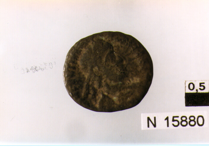 R/ busto drappeggiato e corazzato di imperatore diademato a destra; V/ imperatore avanza verso destra tenendo il labaro e trascinando un nemico (moneta, follis) (sec. IV d.C)
