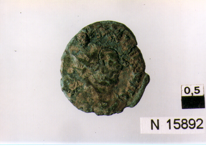 R/ busto radiato a destra; V/ corona d'alloro contenente iscrizione (moneta, antoniniano) (sec. IV d.C)