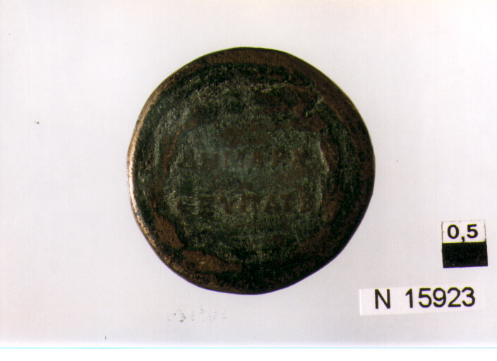 R/ testa laureata di imperatore non id. a destra; V/ corona d'alloro contenente iscrizione (moneta, asse) (secc. I/ II d.C)