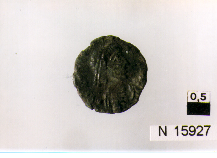 R/ busto drappeggiato e diademato di imperatore a destra; V/ imperatore in abiti militari avanza verso destra con il labaro trascinando un prigionie ro (moneta, centenionalis) (sec. IV d.C)