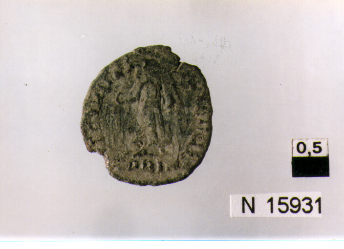 R/ busto diademato di imperatore a destra; V/ vittoria stante a sinistra con corona (moneta, follis) (sec. IV d.C)