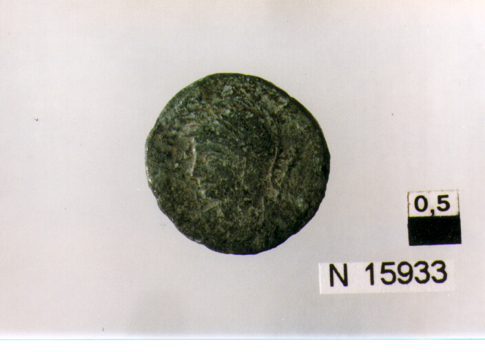 R/ busto elmato di Costantinopoli a destra; V/ vittoria su prua con scudoe lancia a sinistra (moneta, follis) (sec. IV d.C)