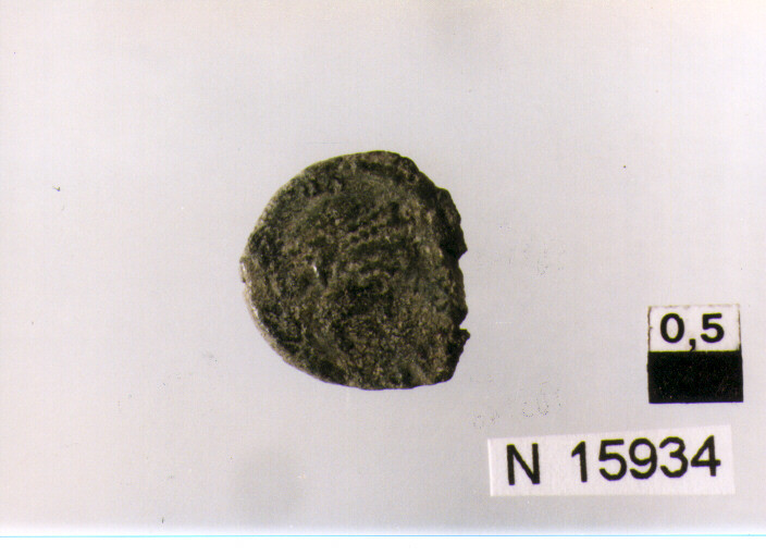 R/ busto di imperatore diademato a destra; V/ figura drappeggiata che avanza verso sinistra (moneta, centenionalis) (sec. IV d.C)