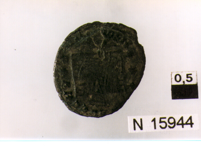 R/ busto diademato di Costantino a destra; V/ ingresso dell'accampamento con due torri e stella al centro (moneta, follis) (sec. IV d.C)