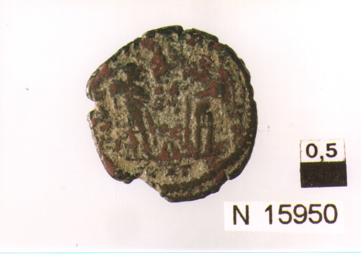 R/ busto di imperatore a destra; V/ due soldati stanti rivolti l'uno verso l'altro tra due stendardi (moneta, follis) (sec. IV d.C)