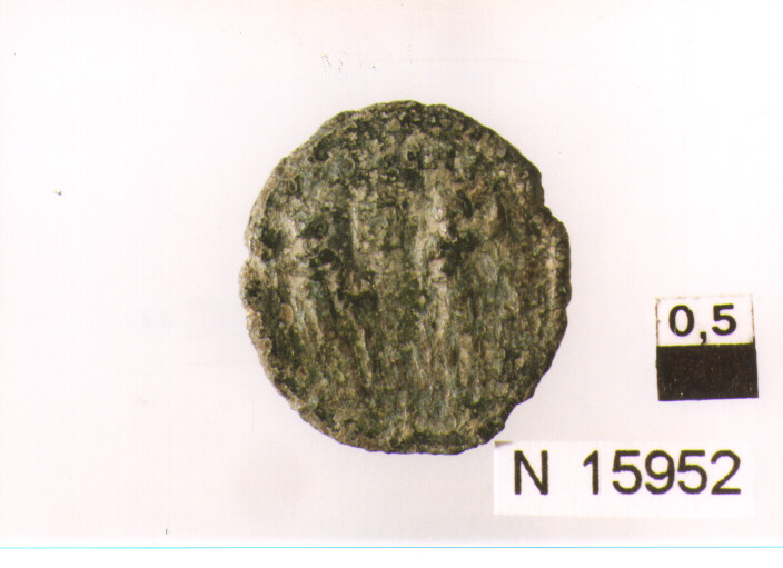 R/ busto drappeggiato e diademato di imperatore Costanzo a destra; V/ duesoldati stanti rivolti l'uno verso l'altro tra uno stendardo (moneta, follis) (sec. IV d.C)