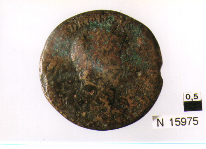 R/ busto drappeggiato di Adriano laureato a destra; V/ Pietas(?) velata drappeggiata stante a destra davanti un altare (moneta, sesterzio) (sec. II d.C)