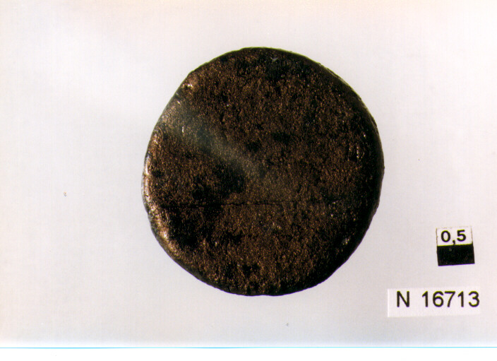 R/ testa laureata di nerva a destra; V/ Pietas stante a sinistra su un altare acceso, la mano destr asollevata la sinistra sul petto (moneta, asse) (sec. I d.C)