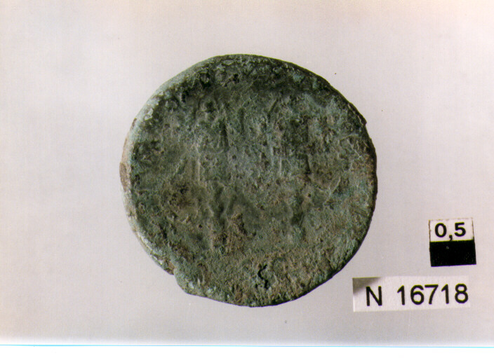 R/ testa radiata di Claudio a destra; V/ altare (moneta, antoniniano) (sec. III d.C)