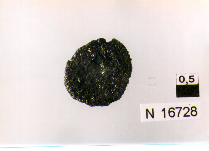 R/ testa di Costantino velata a destra; V/ aquila stante a destra, la test a volta a sinistra (moneta, follis) (sec. IV d.C)