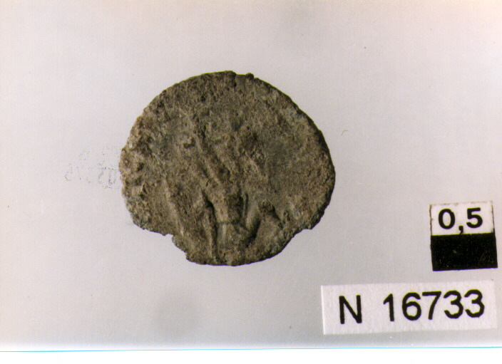 R/ busto diademato di Costantino a destra; V/ Sole stante a sinistra (moneta, follis) (sec. IV d.C)