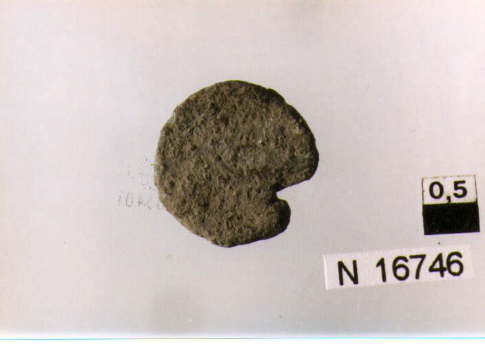 R/ busto drappeggiato a destra; V/ illeggibile (moneta, follis) (sec. IV d.C)