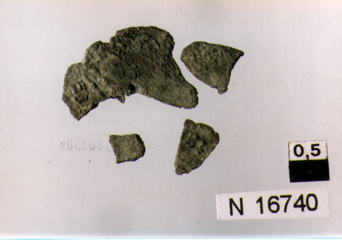 R/ busto drappeggiato di imperatore a destra; V/ imperatore a sinistra colpisce cavaliere caduto (moneta, follis) (sec. IV d.C)