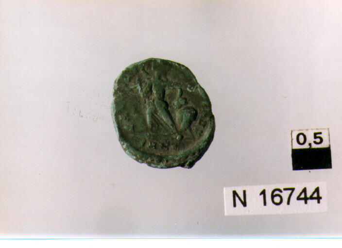 R/ busto di imperatore a destra; V/ vittoria stante a sinistra con corona (moneta, follis) (sec. IV d.C)