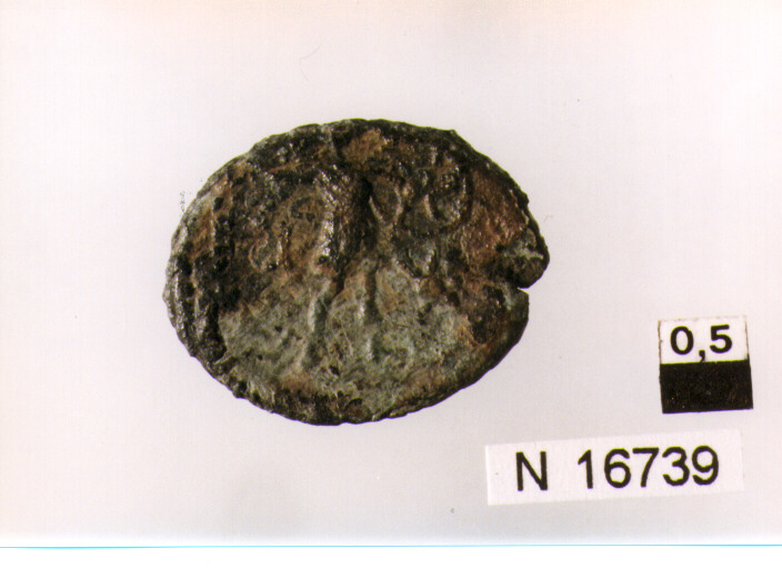 R/ testa velata di Claudio II a destra; V/ aquila stante di fronte, la testa volta a sinistra (moneta, follis) (sec. IV d.C)